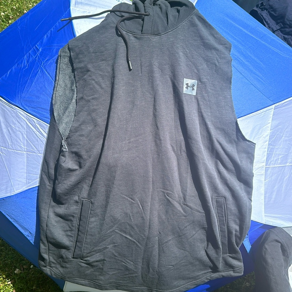 Underarmour cut off sleeve workout hoodie
